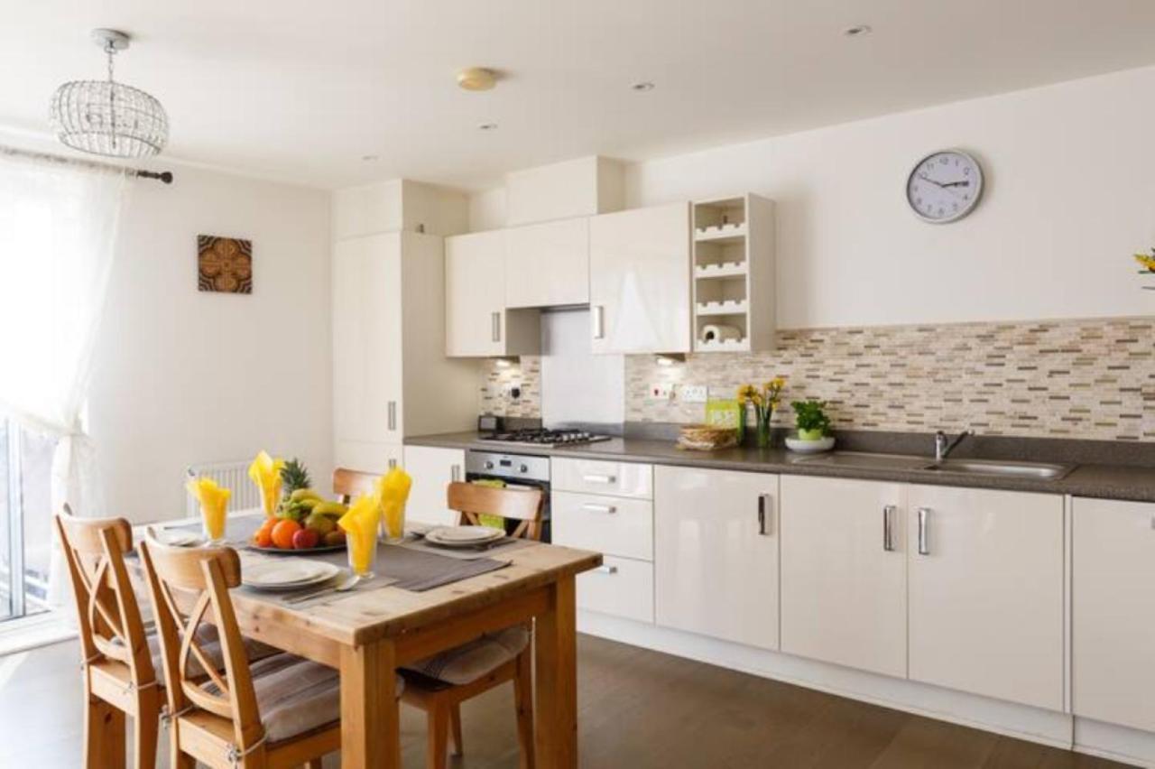 Contemporary Trumpington Apartment With Self Check-In ,Free On-Site Parking, Terrace, Super Fast Wifi & 5 Mins Drive To Papworth & Addenbrookes Hospitals Cambridge  Exterior photo