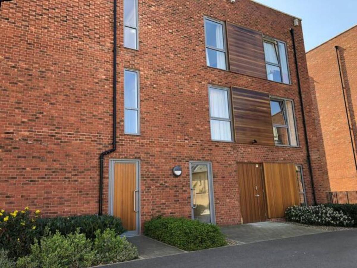 Contemporary Trumpington Apartment With Self Check-In ,Free On-Site Parking, Terrace, Super Fast Wifi & 5 Mins Drive To Papworth & Addenbrookes Hospitals Cambridge  Exterior photo
