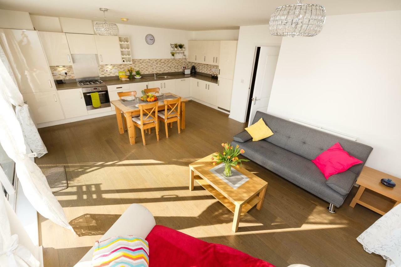 Contemporary Trumpington Apartment With Self Check-In ,Free On-Site Parking, Terrace, Super Fast Wifi & 5 Mins Drive To Papworth & Addenbrookes Hospitals Cambridge  Exterior photo